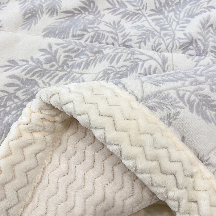 91家纺网 家纺一手货源 找家纺 倾慕家纺 2026新款雕花绒贝贝绒三层复合保暖毯 三层毯乐枝蓝