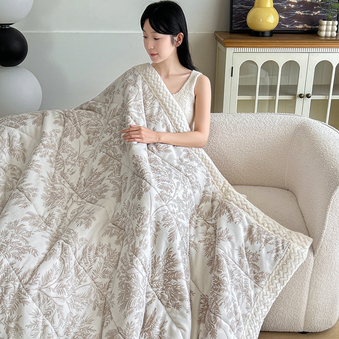 91家纺网 家纺一手货源 找家纺 倾慕家纺 2026新款雕花绒贝贝绒三层复合保暖毯 三层毯乐枝米灰