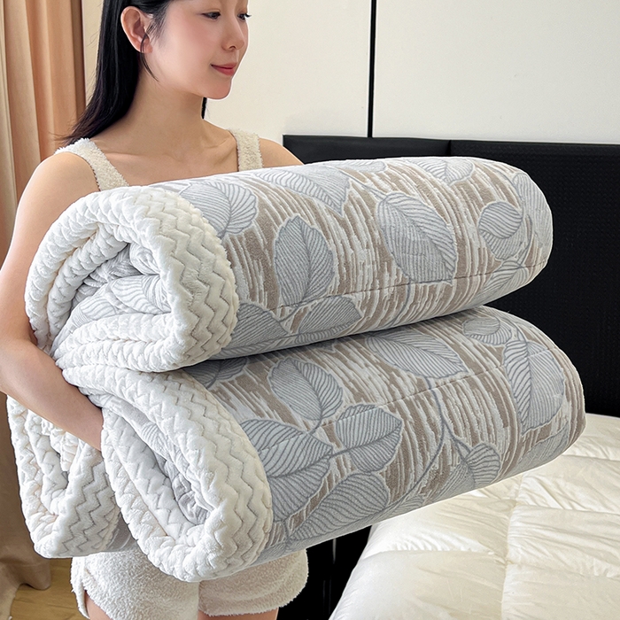 91家纺网 家纺一手货源 找家纺 （总）倾慕家纺 2025新款雕花绒贝贝绒三层复合保暖毯