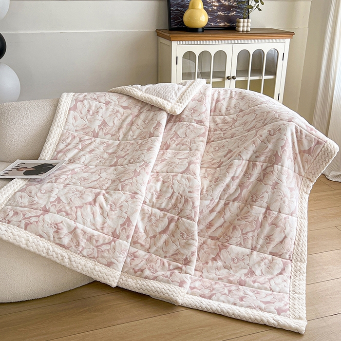 91家纺网 家纺一手货源 找家纺 倾慕家纺 2026新款雕花绒贝贝绒三层复合保暖毯 三层毯繁华倾心粉