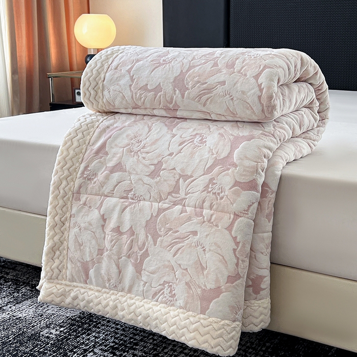 91家纺网 家纺一手货源 找家纺 倾慕家纺 2026新款雕花绒贝贝绒三层复合保暖毯 三层毯繁华倾心粉