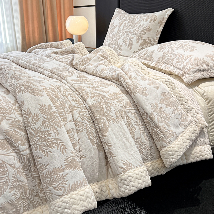 91家纺网 家纺一手货源 找家纺 倾慕家纺 2026新款雕花绒贝贝绒三层复合保暖毯 三层毯乐枝米灰