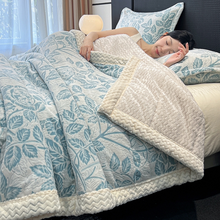 91家纺网 家纺一手货源 找家纺 倾慕家纺 2026新款雕花绒贝贝绒三层复合保暖毯 三层毯爱意浓蓝