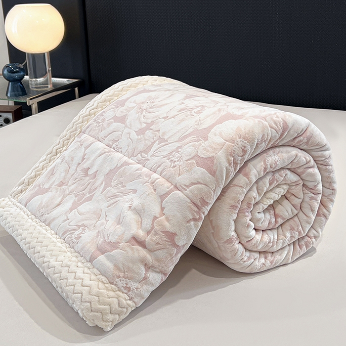 91家纺网 家纺一手货源 找家纺 倾慕家纺 2026新款雕花绒贝贝绒三层复合保暖毯 三层毯繁华倾心粉