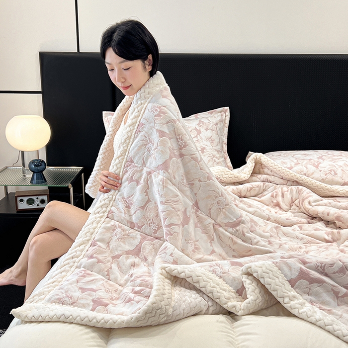 91家纺网 家纺一手货源 找家纺 倾慕家纺 2026新款雕花绒贝贝绒三层复合保暖毯 三层毯繁华倾心粉