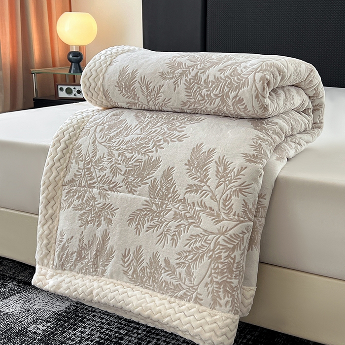 91家纺网 家纺一手货源 找家纺 倾慕家纺 2026新款雕花绒贝贝绒三层复合保暖毯 三层毯乐枝米灰
