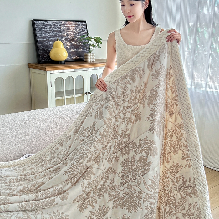 91家纺网 家纺一手货源 找家纺 倾慕家纺 2026新款雕花绒贝贝绒三层复合保暖毯 三层毯乐枝米灰