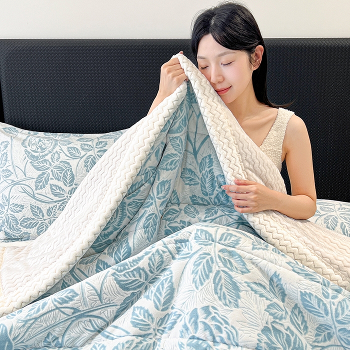 91家纺网 家纺一手货源 找家纺 倾慕家纺 2026新款雕花绒贝贝绒三层复合保暖毯 三层毯爱意浓蓝