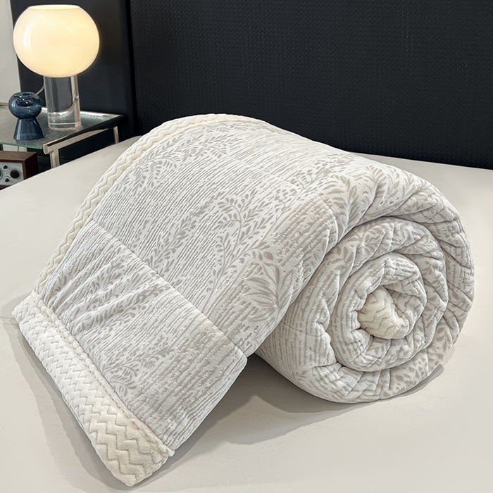 91家纺网 家纺一手货源 找家纺 倾慕家纺 2026新款雕花绒贝贝绒三层复合保暖毯 三层毯长夏叶曼米灰