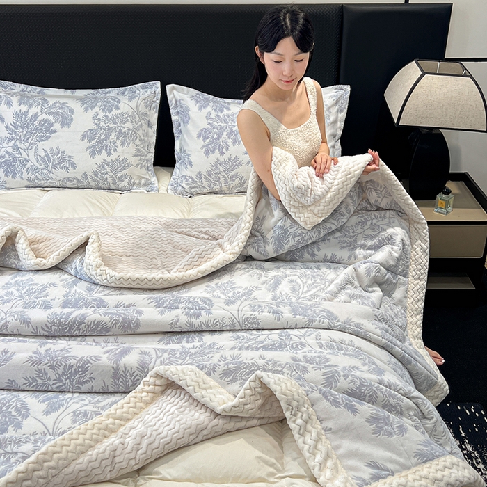 91家纺网 家纺一手货源 找家纺 倾慕家纺 2026新款雕花绒贝贝绒三层复合保暖毯 三层毯乐枝蓝