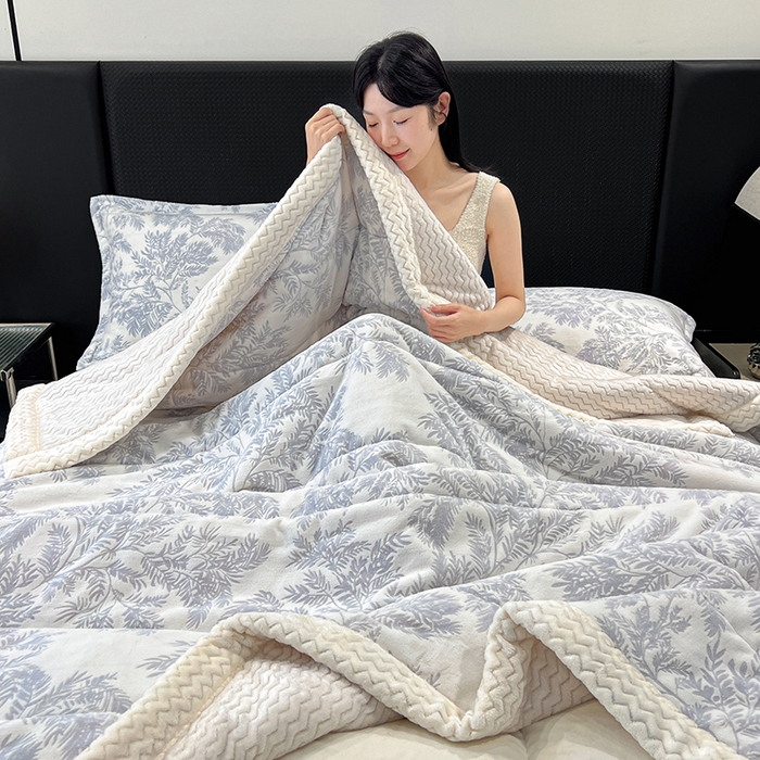 91家纺网 家纺一手货源 找家纺 倾慕家纺 2026新款雕花绒贝贝绒三层复合保暖毯 三层毯乐枝蓝