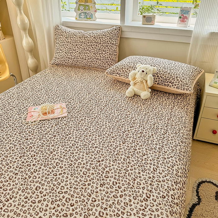 91家纺网 家纺一手货源 找家纺 汣沐生活 2025新款可水洗针织棉印花款夹棉床盖床盖三件套 小时代-咖