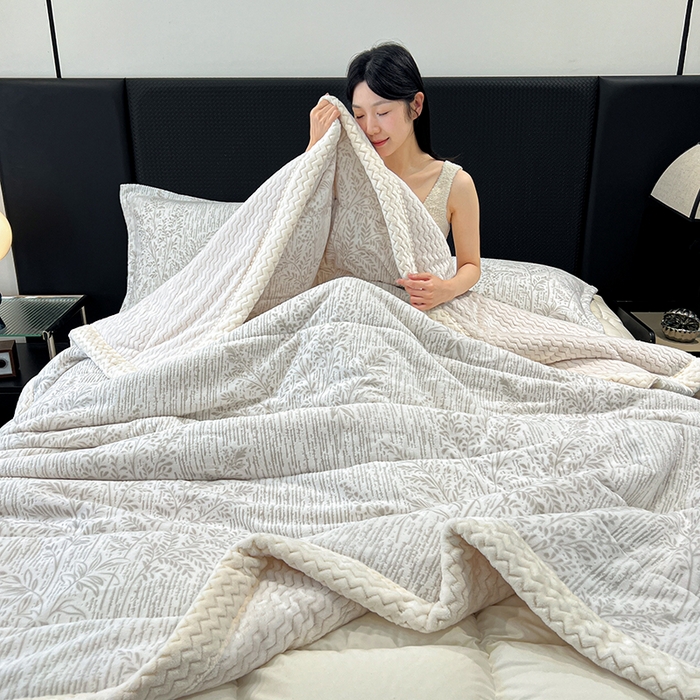 91家纺网 家纺一手货源 找家纺 倾慕家纺 2026新款雕花绒贝贝绒三层复合保暖毯 三层毯长夏叶曼米灰