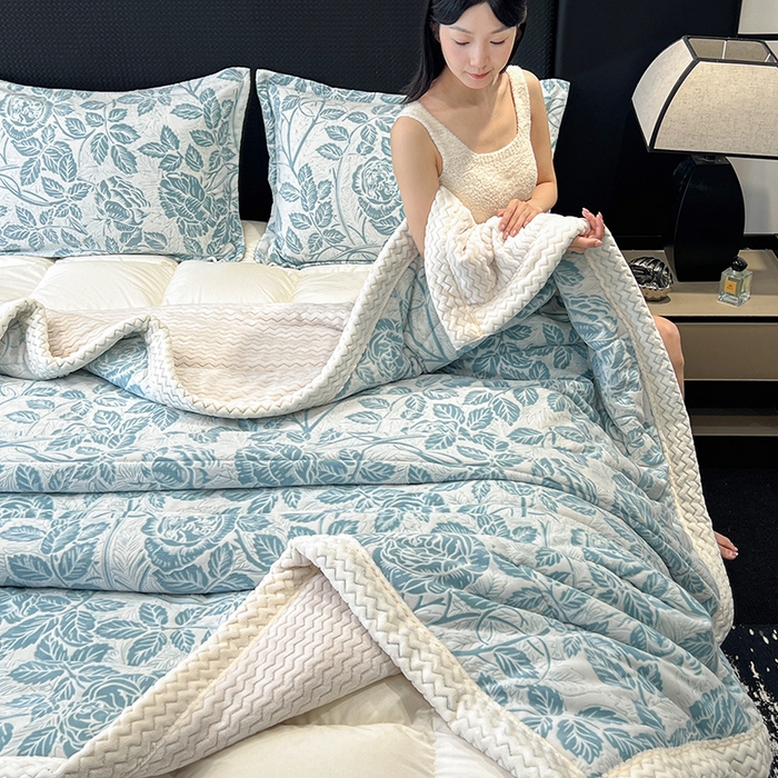 91家纺网 家纺一手货源 找家纺 倾慕家纺 2026新款雕花绒贝贝绒三层复合保暖毯 三层毯爱意浓蓝