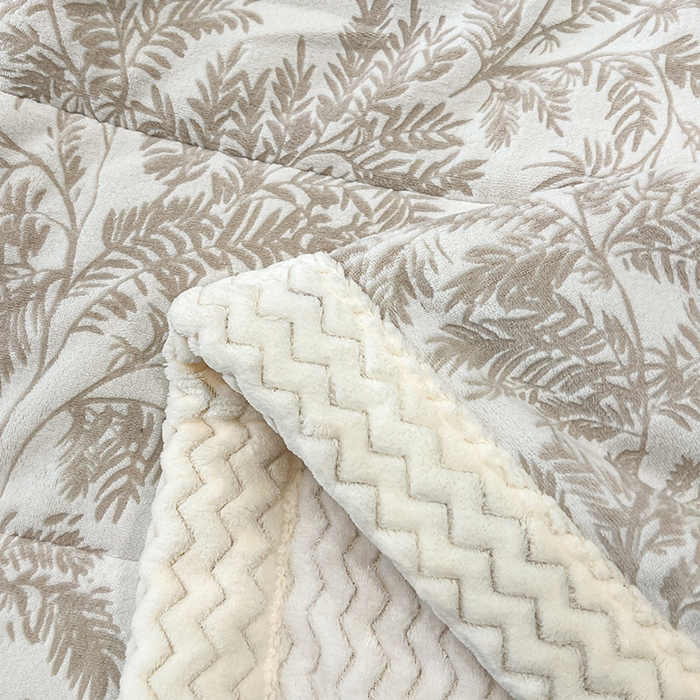 91家纺网 家纺一手货源 找家纺 倾慕家纺 2026新款雕花绒贝贝绒三层复合保暖毯 三层毯乐枝米灰