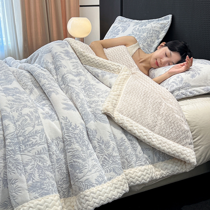 91家纺网 家纺一手货源 找家纺 倾慕家纺 2026新款雕花绒贝贝绒三层复合保暖毯 三层毯乐枝蓝