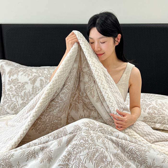 91家纺网 家纺一手货源 找家纺 倾慕家纺 2026新款雕花绒贝贝绒三层复合保暖毯 三层毯乐枝米灰