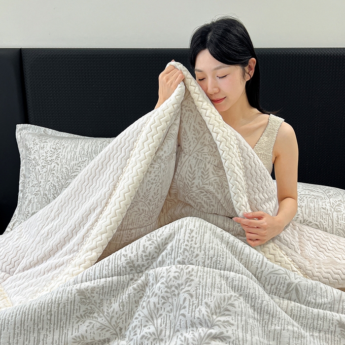 91家纺网 家纺一手货源 找家纺 倾慕家纺 2026新款雕花绒贝贝绒三层复合保暖毯 三层毯长夏叶曼米灰