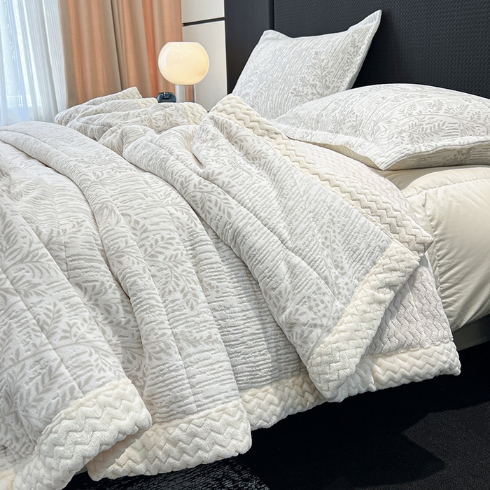 91家纺网 家纺一手货源 找家纺 倾慕家纺 2026新款雕花绒贝贝绒三层复合保暖毯 三层毯长夏叶曼米灰