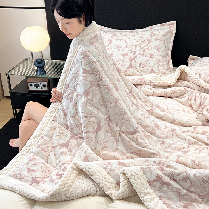 91家纺网 家纺一手货源 找家纺 倾慕家纺 2026新款雕花绒贝贝绒三层复合保暖毯 三层毯繁华倾心粉