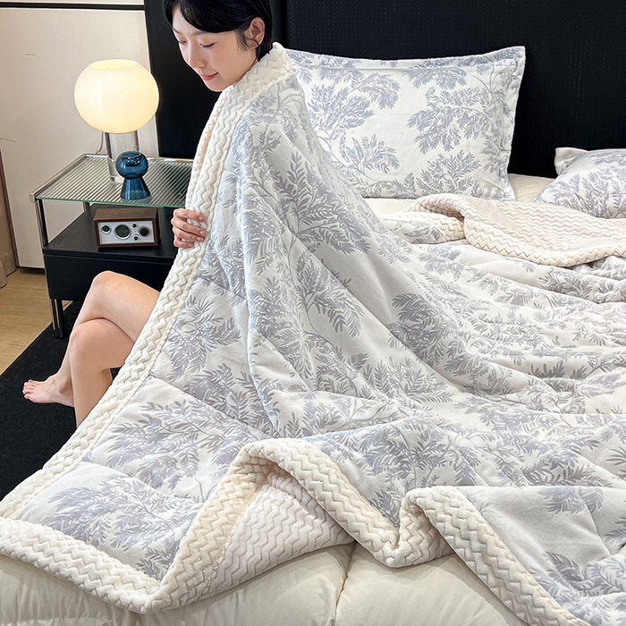 91家纺网 家纺一手货源 找家纺 倾慕家纺 2026新款雕花绒贝贝绒三层复合保暖毯 三层毯乐枝蓝