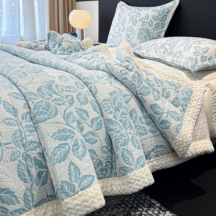 91家纺网 家纺一手货源 找家纺 倾慕家纺 2026新款雕花绒贝贝绒三层复合保暖毯 三层毯爱意浓蓝