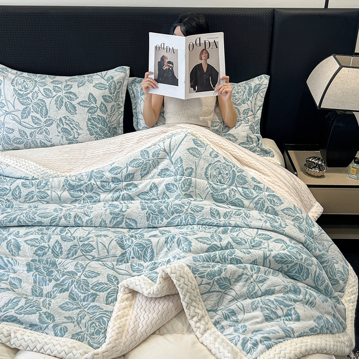 91家纺网 家纺一手货源 找家纺 倾慕家纺 2026新款雕花绒贝贝绒三层复合保暖毯 三层毯爱意浓蓝