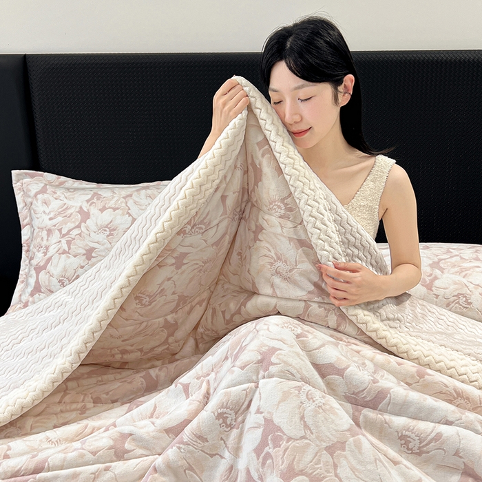 91家纺网 家纺一手货源 找家纺 倾慕家纺 2026新款雕花绒贝贝绒三层复合保暖毯 三层毯繁华倾心粉