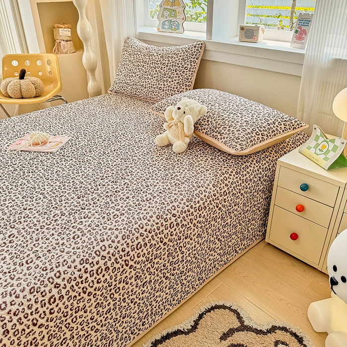 91家纺网 家纺一手货源 找家纺 汣沐生活 2025新款可水洗针织棉印花款夹棉床盖床盖三件套 小时代-咖