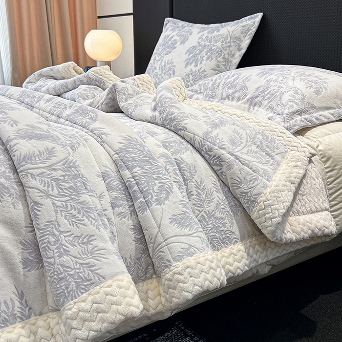 91家纺网 家纺一手货源 找家纺 倾慕家纺 2026新款雕花绒贝贝绒三层复合保暖毯 三层毯乐枝蓝