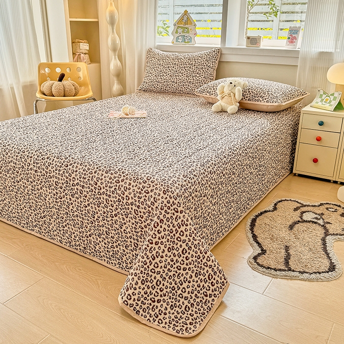 91家纺网 家纺一手货源 找家纺 汣沐生活 2025新款可水洗针织棉印花款夹棉床盖床盖三件套 小时代-咖