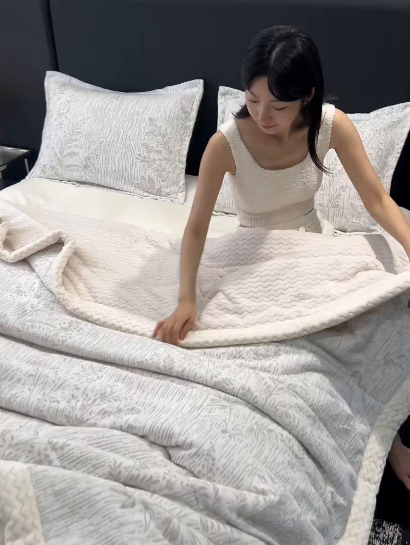 91家纺网 家纺一手货源 找家纺 倾慕家纺 2026新款雕花绒贝贝绒三层复合保暖毯 三层毯长夏叶曼米灰