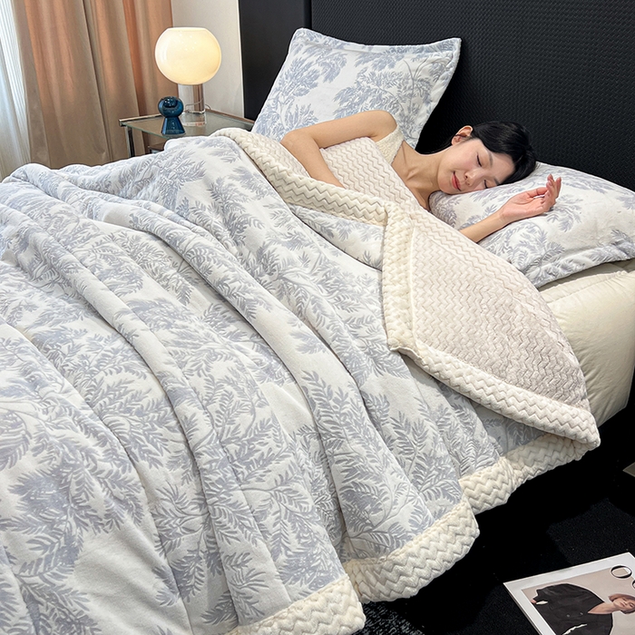 91家纺网 家纺一手货源 找家纺 倾慕家纺 2026新款雕花绒贝贝绒三层复合保暖毯 三层毯乐枝蓝