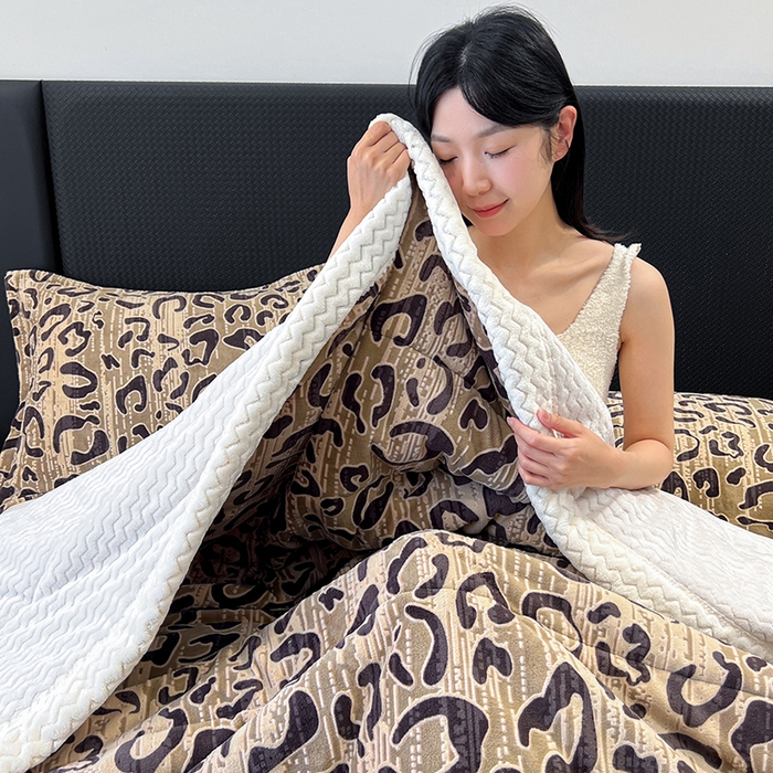 91家纺网 家纺一手货源 找家纺 倾慕家纺 2026新款雕花绒贝贝绒三层复合保暖毯 三层毯维密咖