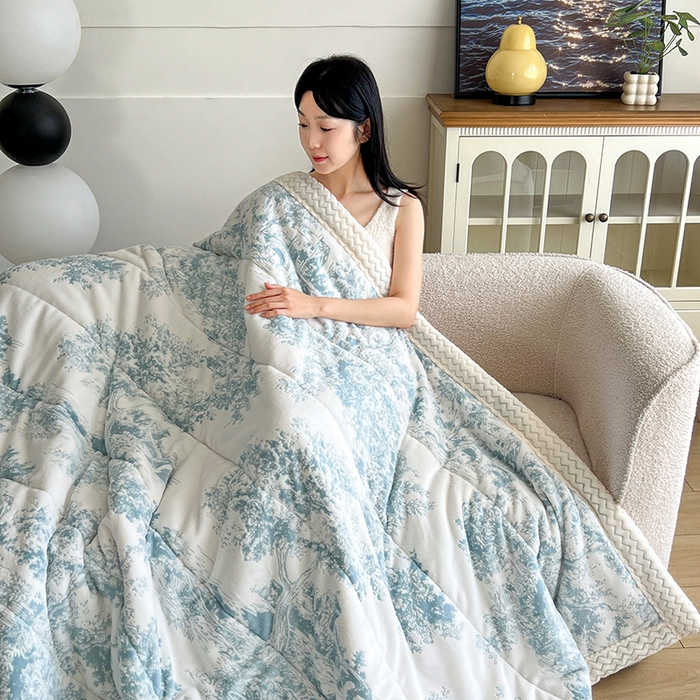 91家纺网 家纺一手货源 找家纺 倾慕家纺 2026新款雕花绒贝贝绒三层复合保暖毯 三层毯云思木想蓝