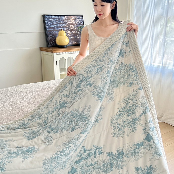 91家纺网 家纺一手货源 找家纺 倾慕家纺 2026新款雕花绒贝贝绒三层复合保暖毯 三层毯云思木想蓝