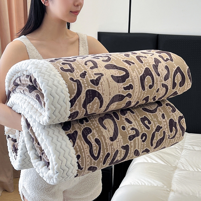 91家纺网 家纺一手货源 找家纺 倾慕家纺 2026新款雕花绒贝贝绒三层复合保暖毯 三层毯维密咖