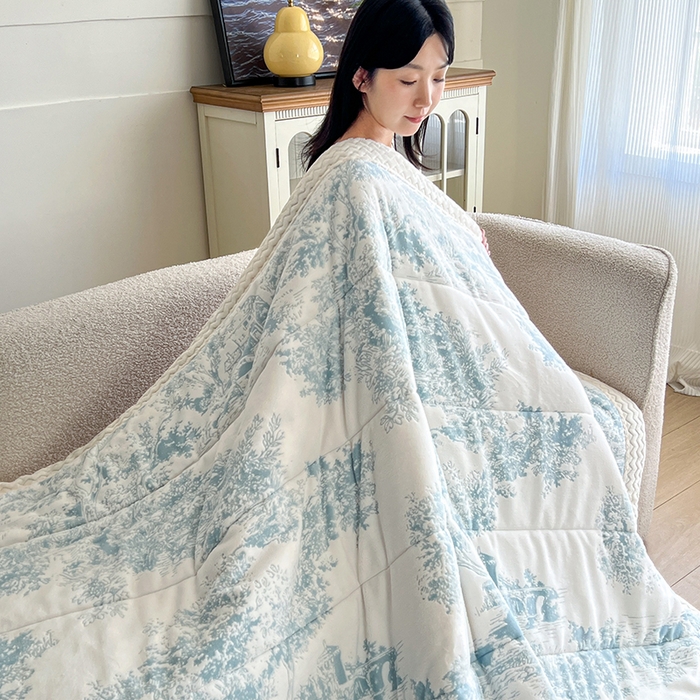 91家纺网 家纺一手货源 找家纺 倾慕家纺 2026新款雕花绒贝贝绒三层复合保暖毯 三层毯云思木想蓝