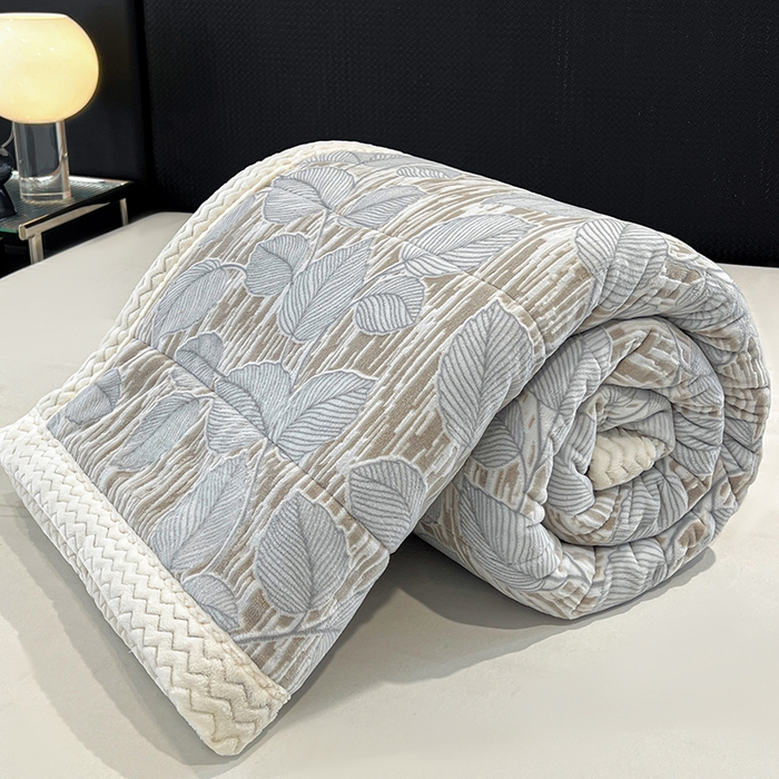 91家纺网 家纺一手货源 找家纺 倾慕家纺 2026新款雕花绒贝贝绒三层复合保暖毯 三层毯仲夏晨歌蓝