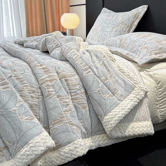 91家纺网 家纺一手货源 找家纺 倾慕家纺 2026新款雕花绒贝贝绒三层复合保暖毯 三层毯仲夏晨歌蓝