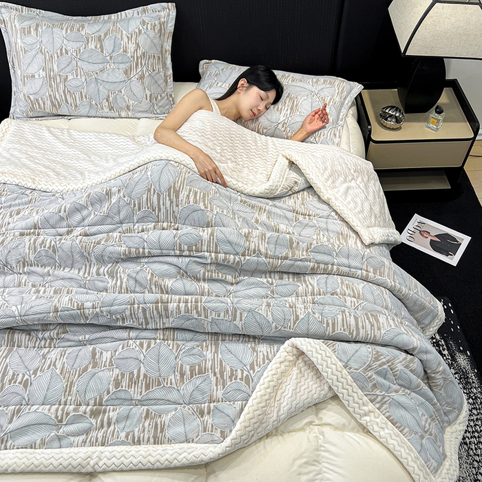 91家纺网 家纺一手货源 找家纺 倾慕家纺 2026新款雕花绒贝贝绒三层复合保暖毯 三层毯仲夏晨歌蓝