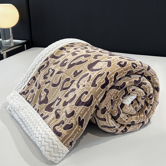 91家纺网 家纺一手货源 找家纺 倾慕家纺 2026新款雕花绒贝贝绒三层复合保暖毯 三层毯维密咖