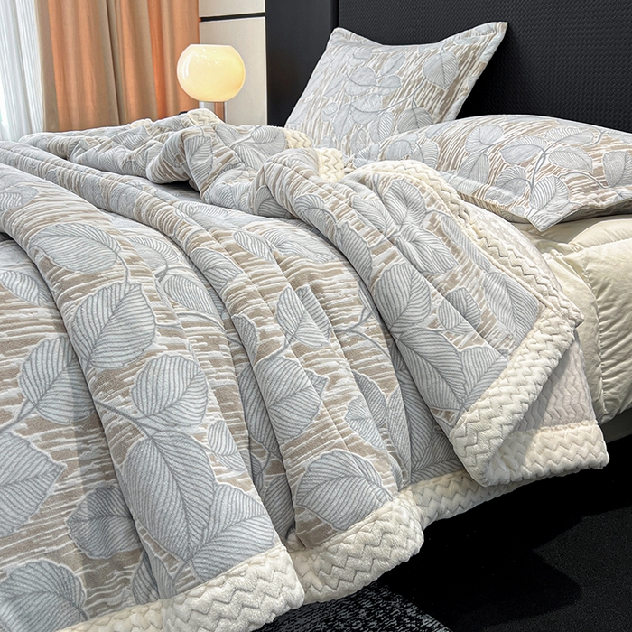 91家纺网 家纺一手货源 找家纺 倾慕家纺 2026新款雕花绒贝贝绒三层复合保暖毯 三层毯仲夏晨歌蓝