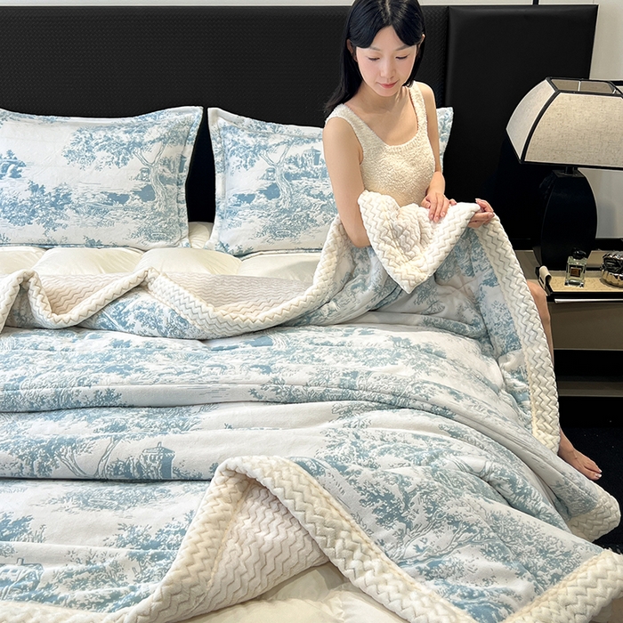 91家纺网 家纺一手货源 找家纺 倾慕家纺 2026新款雕花绒贝贝绒三层复合保暖毯 三层毯云思木想蓝