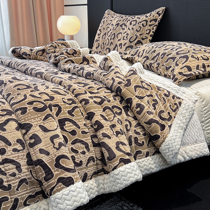 91家纺网 家纺一手货源 找家纺 倾慕家纺 2026新款雕花绒贝贝绒三层复合保暖毯 三层毯维密咖