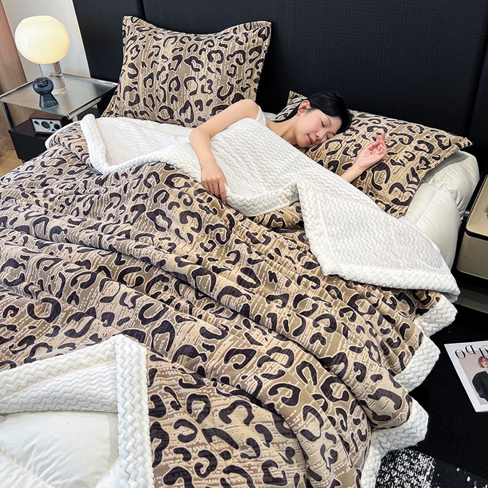 91家纺网 家纺一手货源 找家纺 倾慕家纺 2026新款雕花绒贝贝绒三层复合保暖毯 三层毯维密咖