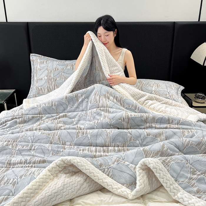 91家纺网 家纺一手货源 找家纺 倾慕家纺 2026新款雕花绒贝贝绒三层复合保暖毯 三层毯仲夏晨歌蓝