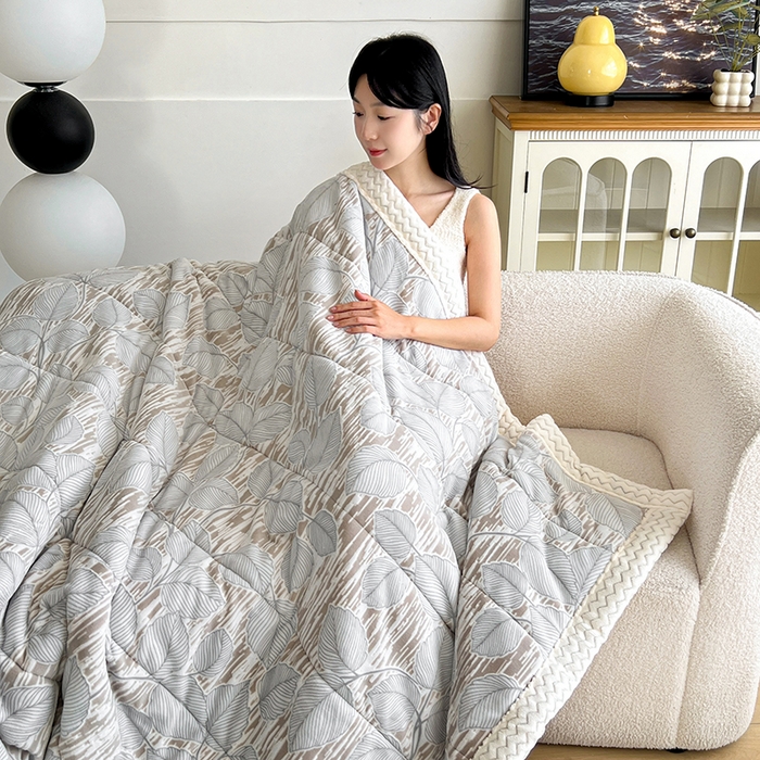 91家纺网 家纺一手货源 找家纺 倾慕家纺 2026新款雕花绒贝贝绒三层复合保暖毯 三层毯仲夏晨歌蓝