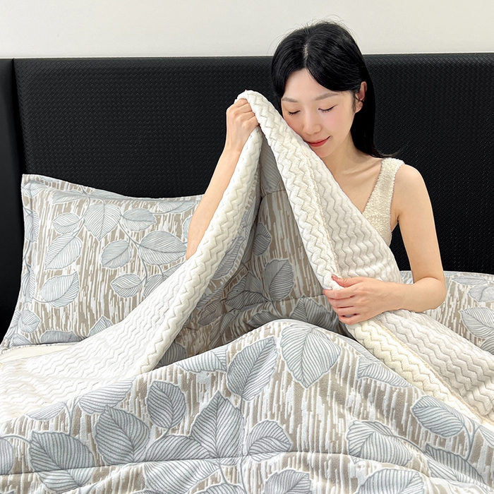 91家纺网 家纺一手货源 找家纺 倾慕家纺 2026新款雕花绒贝贝绒三层复合保暖毯 三层毯仲夏晨歌蓝