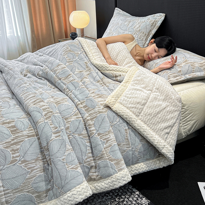 91家纺网 家纺一手货源 找家纺 倾慕家纺 2026新款雕花绒贝贝绒三层复合保暖毯 三层毯仲夏晨歌蓝